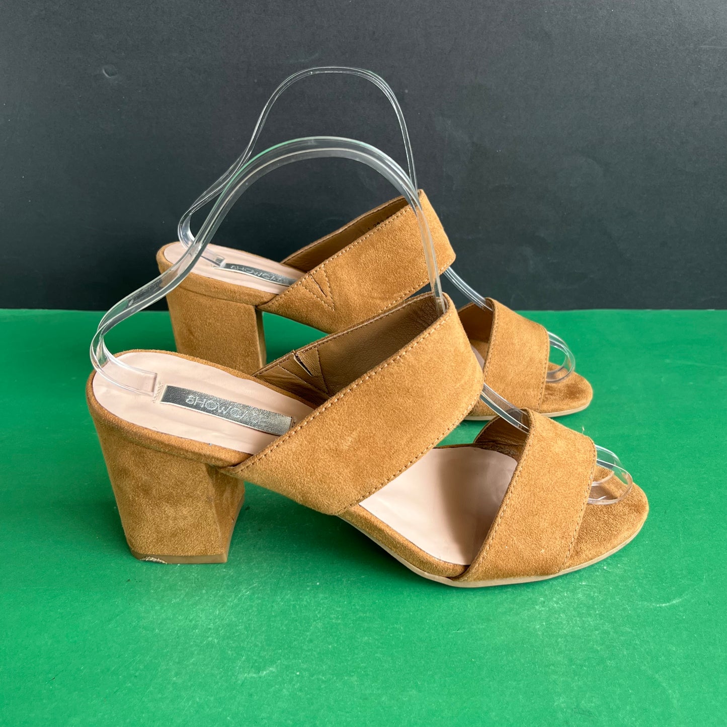 SHOWCASE | Eur 38